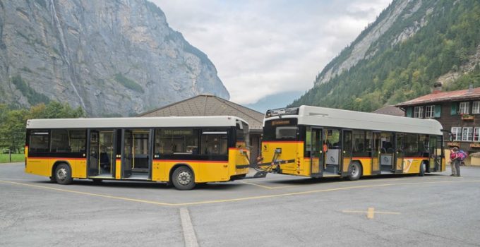 Dank gelenkter Anhängerachsen ist der Buszug erstaunlich wendig. 