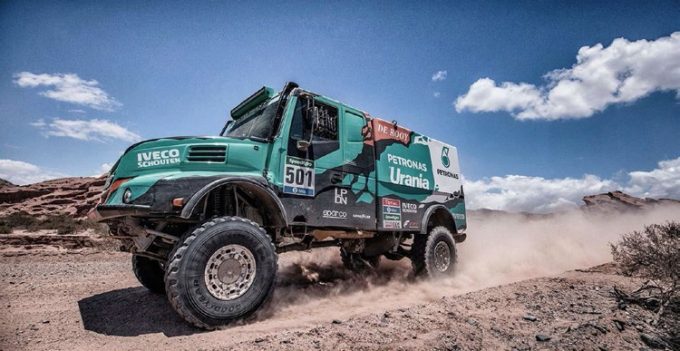 Der niederländische Fahrer Gerard de Rooy triumphiert mit seinem Iveco Powerstar bei einem der härtesten Rallyes der Dakar-Geschichte.