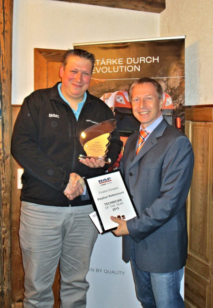 Service Manager Günter Griesser (r.) überreicht Gewinner Stephan Rettenmund die Trophäe.