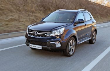 Mit frischem Design und verbesserter Kom-fort- und Sicherheitsausstattung rollt der kompakte SUV-Crossover Korando ins Modell-jahr 2017.