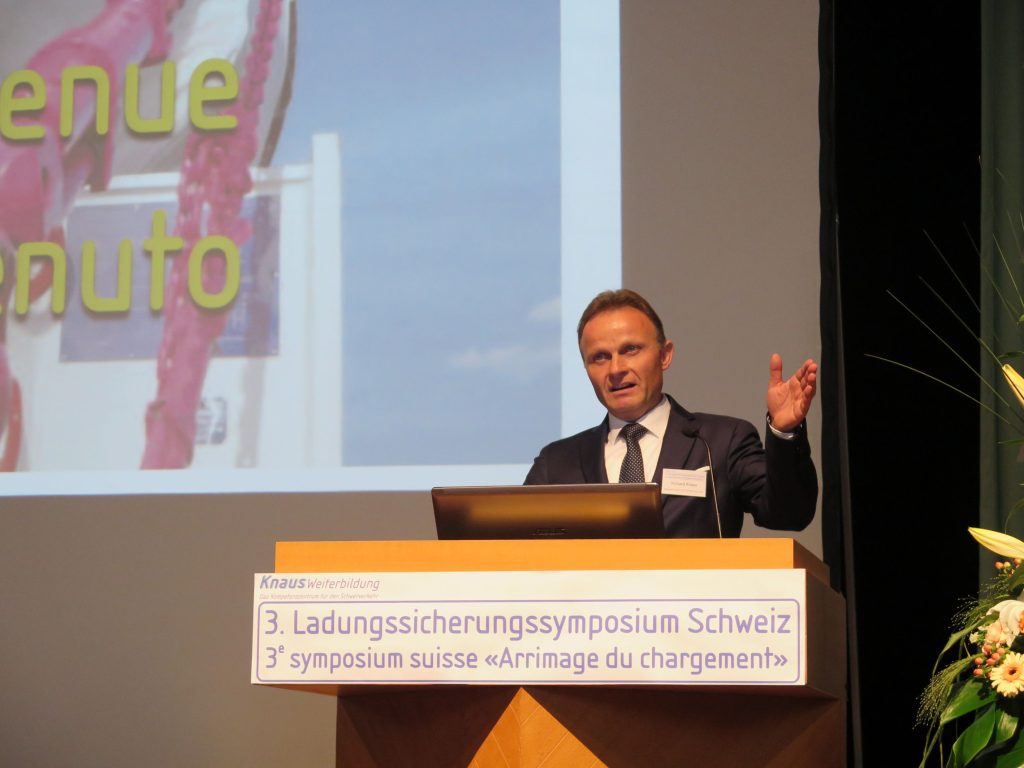 Richard Knaus lud zum 3. Ladungssicherungssymposium Schweiz ein. Der gelungene Event informierte mit spannenden aktuellen Themen rund um das Thema Ladungssicherung. 