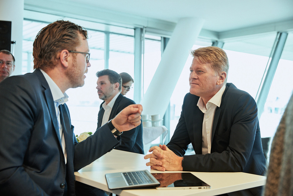 Anders Nielsen, Entwicklungschef Volkswagen Truck & Bus (rechts), im Gespräch anlässlich der Innovationstagung in Hamburg.