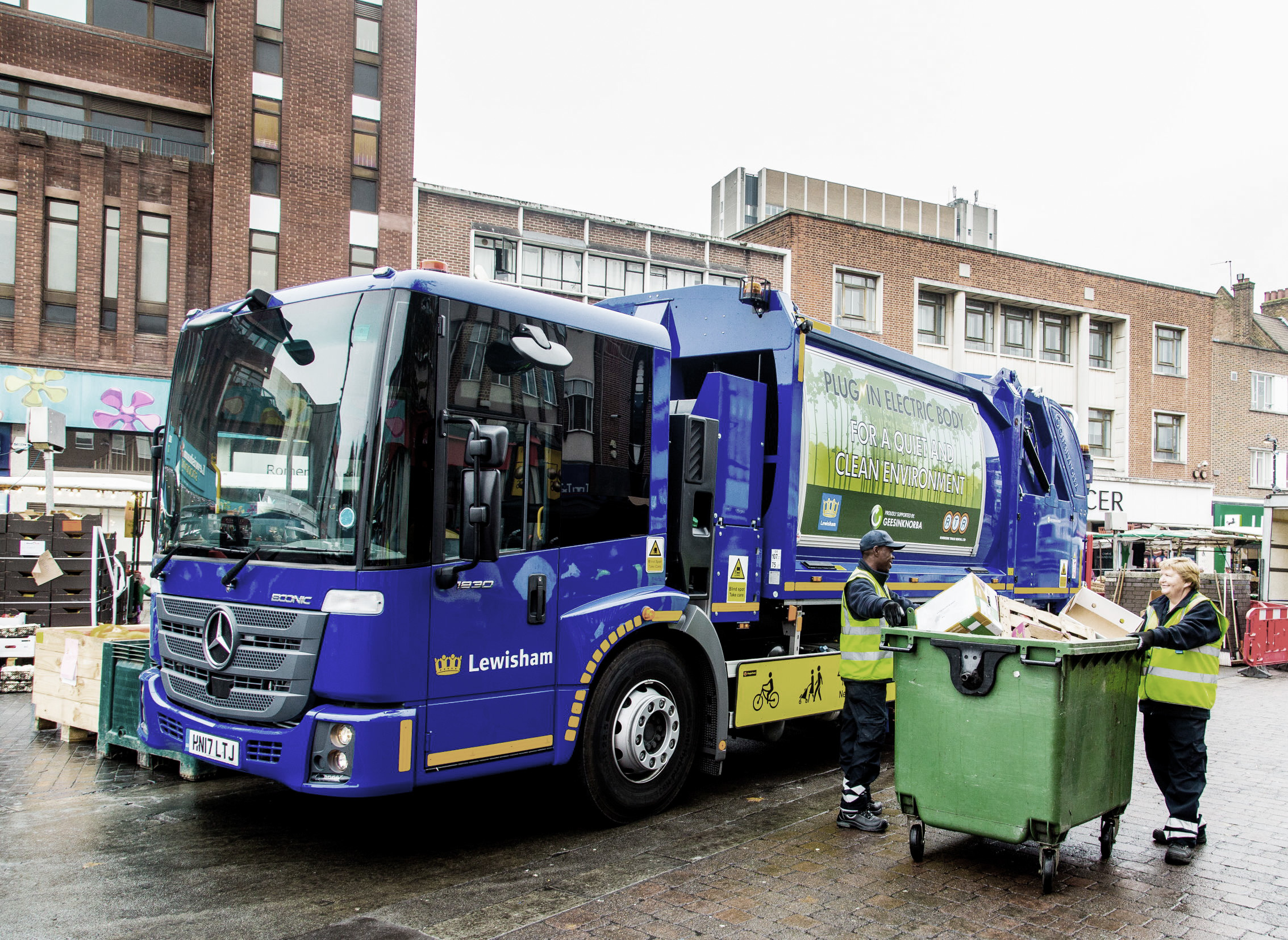 Mercedes-Benz Econic komprimiert Müll mit elektrischem Schüttaufbau: Abfallsammlung in London KMT kommunalTechnik