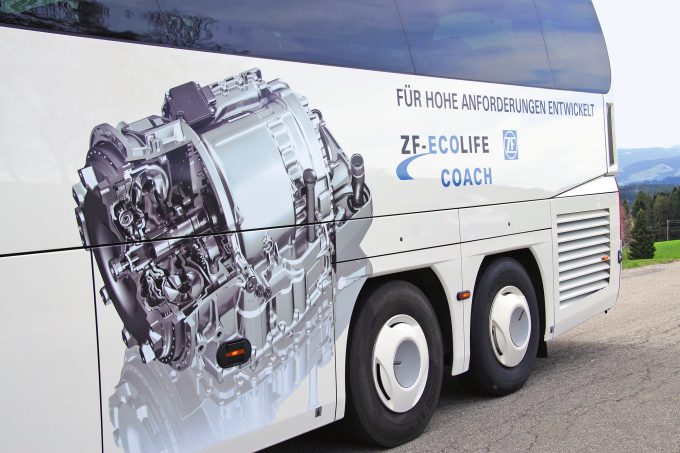 <li class="artikel_legende">ZF EcoLife Coach, dargestellt auf dem Begleitfahrzeug, einem Neoplan Cityliner.</li> 