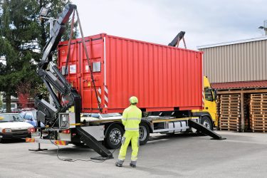 Mit dem Firebox-Spezialcontainer können verunfallte E-Mobile sicher transportiert werden. Der Container verfügt über ein eigenes Lösch­system mit Aerosolgas.