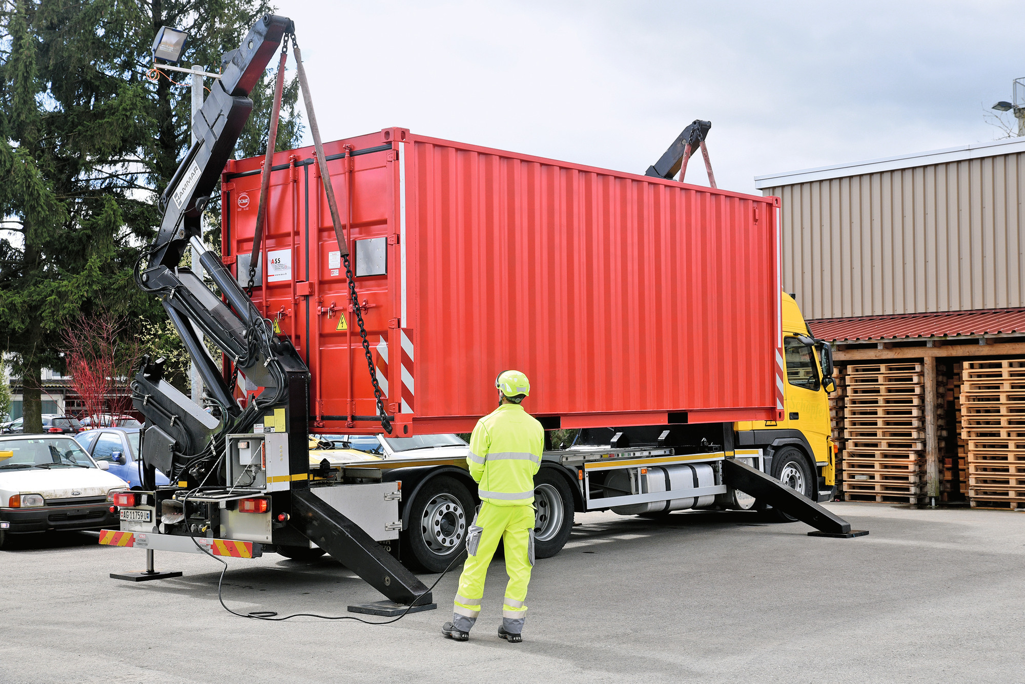 Mit dem Firebox-Spezialcontainer können E-Mobile nach einem Unfall sicher transportiert werden. Der Container verfügt über ein eigenes Lösch­system mit Aerosolgas. 