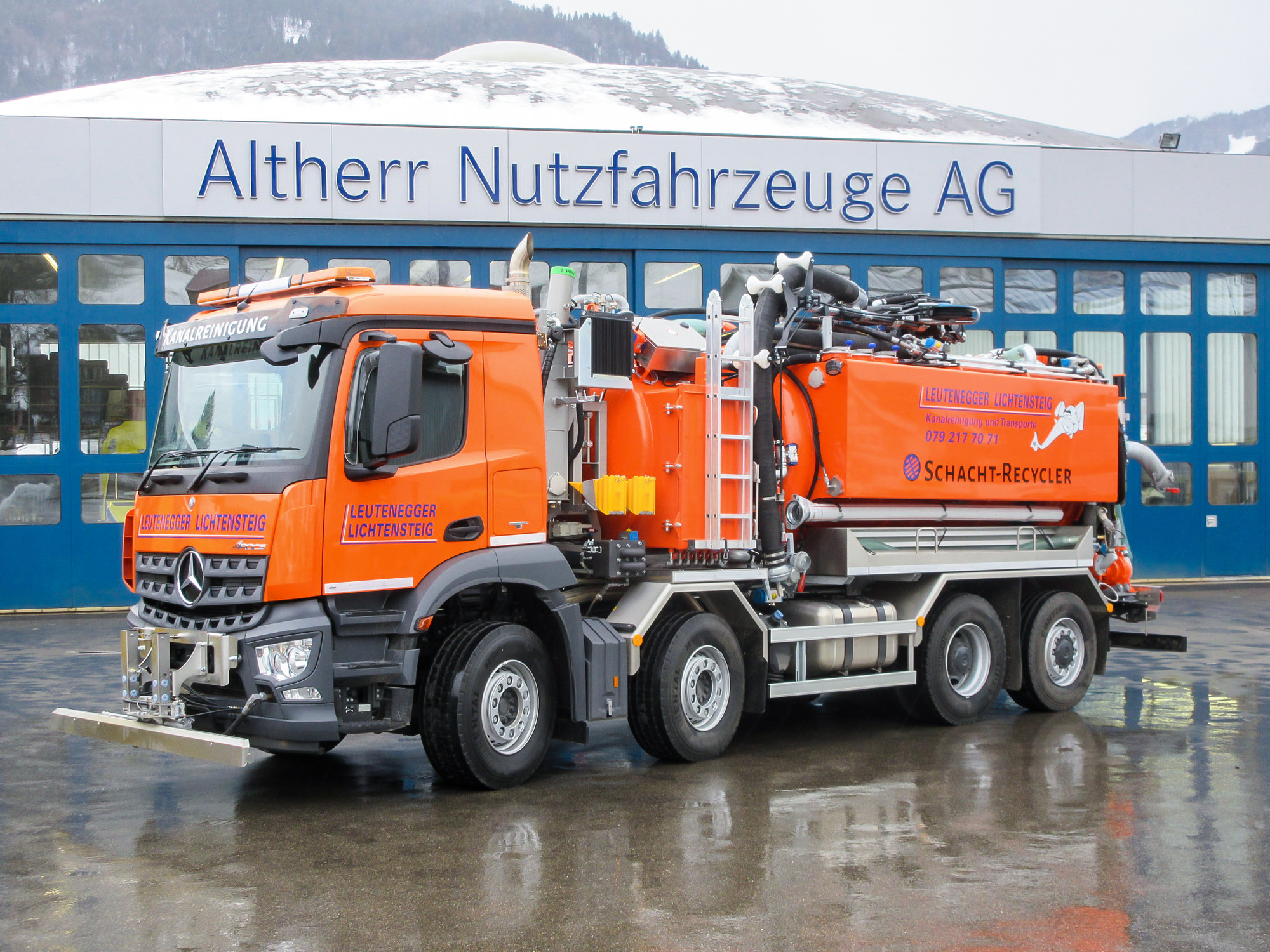 Das vierachsige Kanalreinigungsfahrzeug bringt dank dem OM-470-Reihensechs­zylinder mit 2200 Nm die nötige Kraft auf die Strasse.