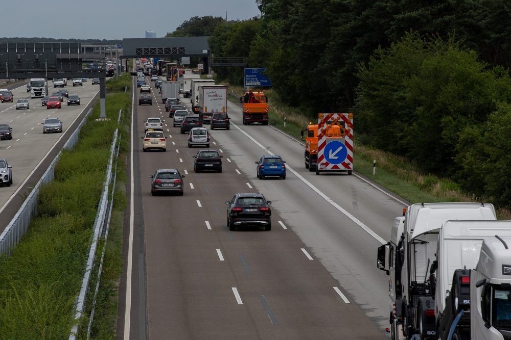 Sicherungsfahrzeuge mobiler Baustellen sind besonders unfallgefährdet. Mit aFAS fährt der hintere Lastwagen auf dem Pannenstreifen fahrerlos.