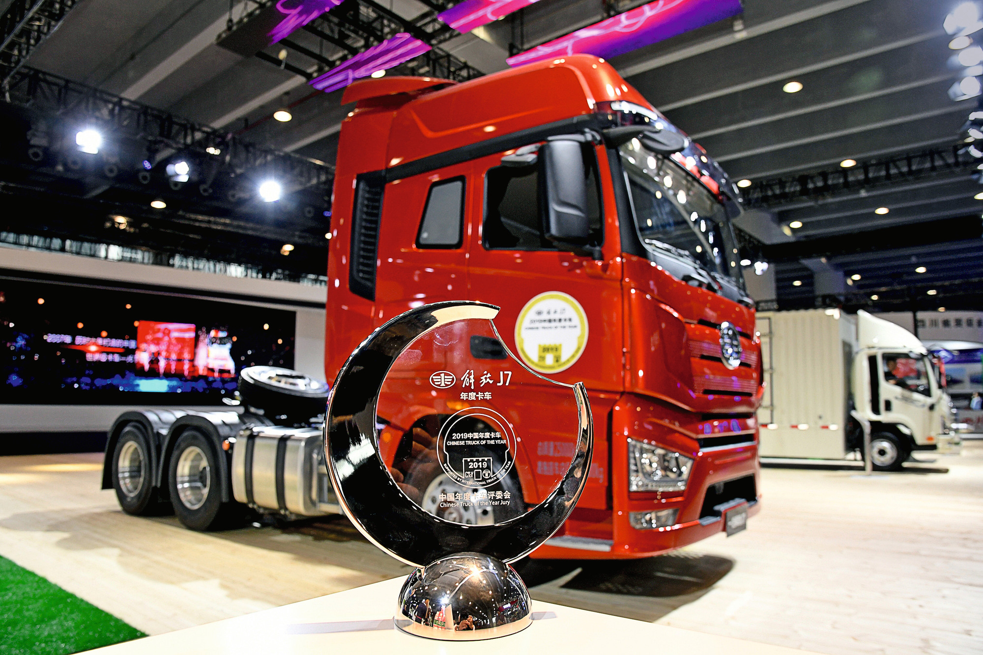 Guangzhou Nutzfahrzeugausstellung FAW Jiefang F7 China Truck of the Year CToY 2019 TIR transNews