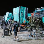 Iveco-Crew mit dem LKW des Holländers de Rooy im Vordergrund Rallye Dakar TIR transNews