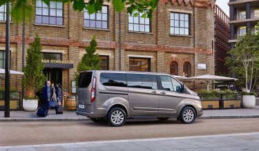 Kompakte Hotelbusse können ein wichtiger Teil der Visitenkarte eines Betriebes sein. Das haben diverse Hersteller erkannt und machen Mercedes und VW die bisherige Dominanz streitig.