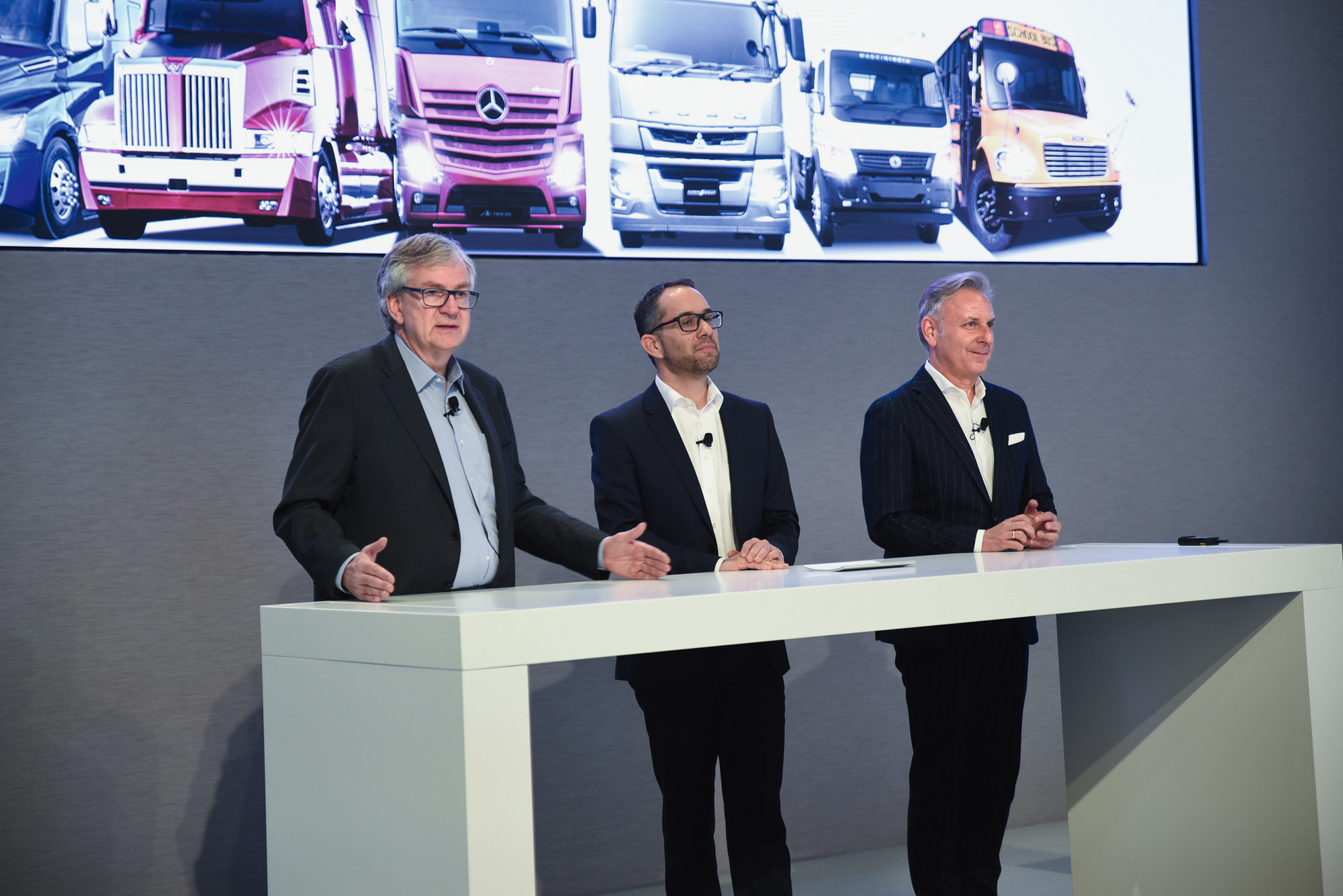 Martin Daum Vorstand Daimler Trucks & Buses Stefan Buchner Leiter Mercedes-Benz Trucks Pressesprecher Florian Martens TIR transNews