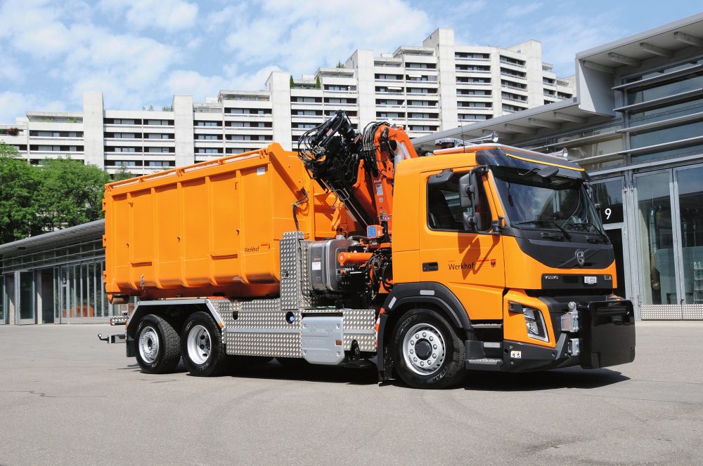 Volvo FMX mit fest montiertem 20-m/t-Kran und grosser Mulde vom Werkhof Aarau.