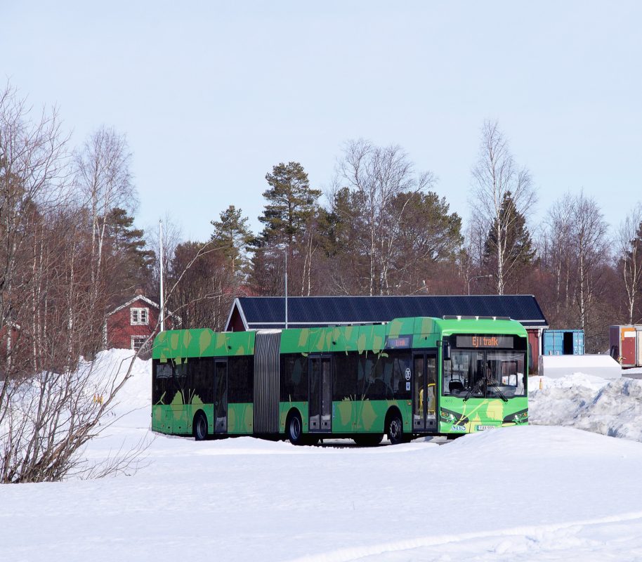 Der Gelenkbus HAW 18 LE 4 WD von Hy­bricon steht seit 2015 im Einsatz, wurde aber seither mit neues­ter ZF-Antriebstechnik mit Elektro-­Portalachsen ausgestattet. Hier ist der Erprobungsbus auf dem Testgelände im nordschwedischen Umeå unterwegs.