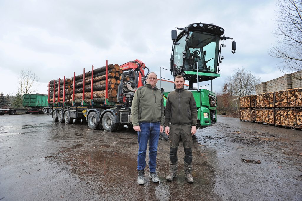 Vater Dietmar Reith und Sohn Julian Rundholzlogistik MAN TIR transNews