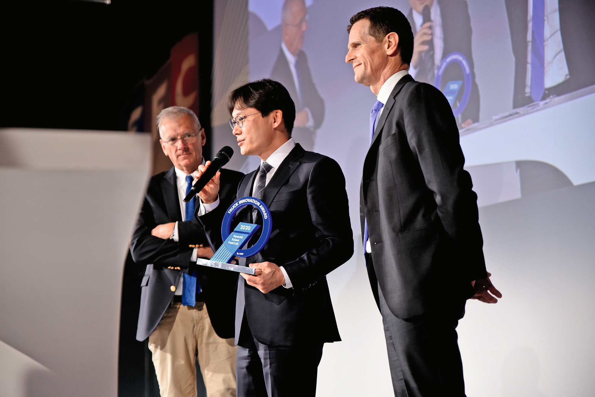 Hyundai Hydrogen Mobility Truck Innovation Award TIR transNews