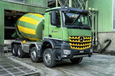 Vierachser Mercedes-Benz Arocs 3248 K 8×4/4 ClassicSpace­-Fahrerhaus Alfred Laurent AG TIR transNews