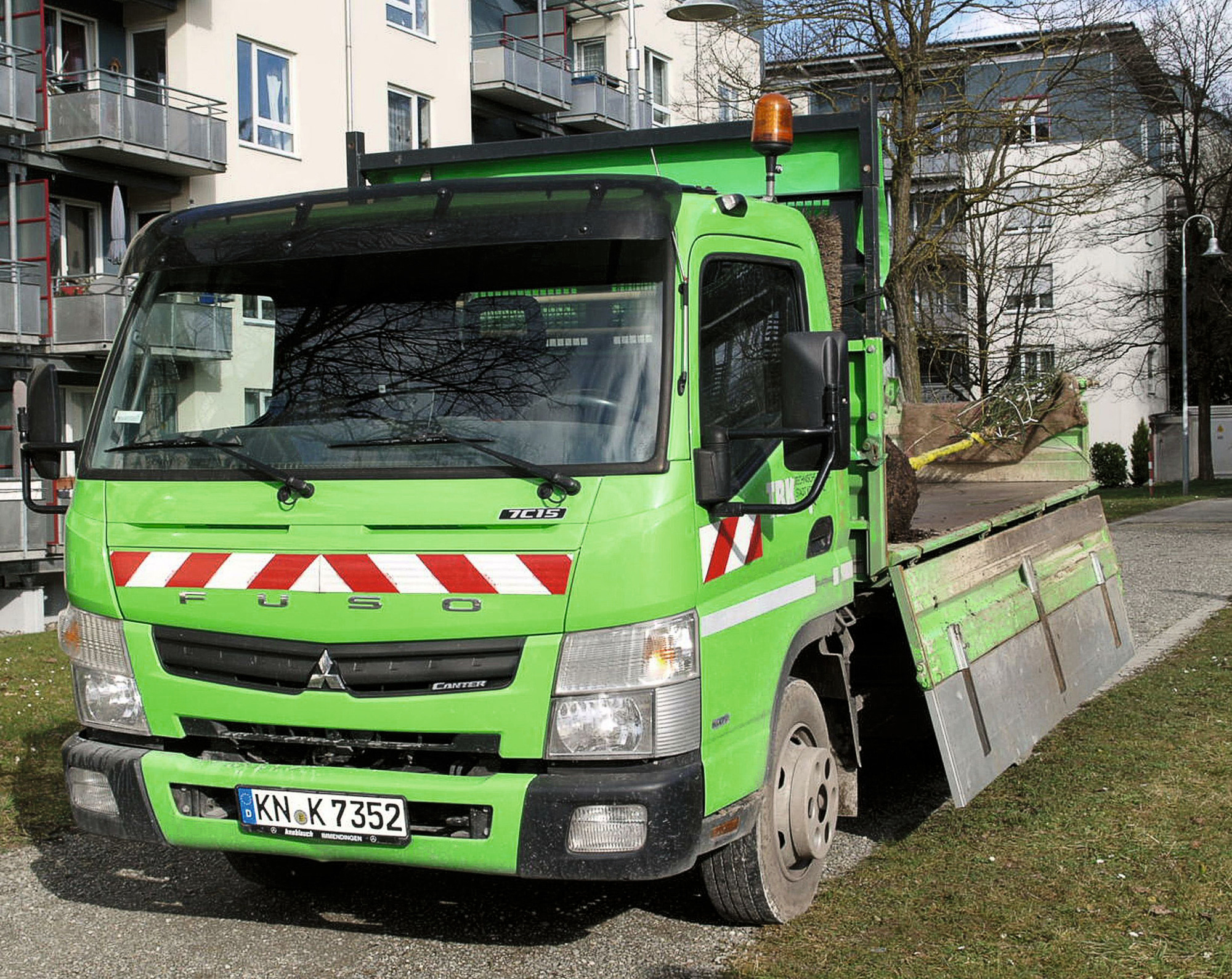 Technische Betriebe Bodenseestadt Konstanz setzen bei der Fahrzeug­auswahl vor allem auf die Leichten von Fuso. Hier ein Exemplar mit erhöhter Ladebordwand für die Grünanlagenpflege TIR transNews