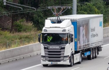 Scania R450 Hybrid-Lkw mit Stromabnehmern auf E-Highway TIR transNews