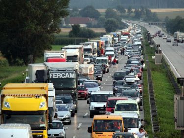 Astra Verkehrsregeln 2021 Reissverschluss Rettungsgasse Stau TIR transNews