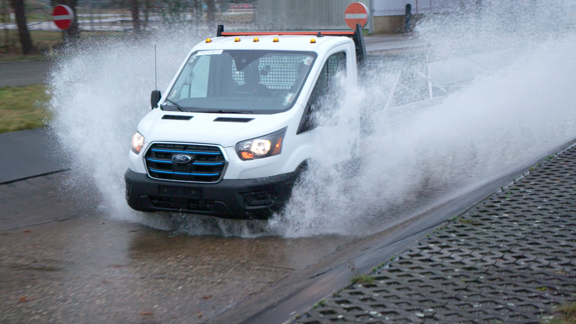 Vollelektrischer Ford E-Transit TIR transNews