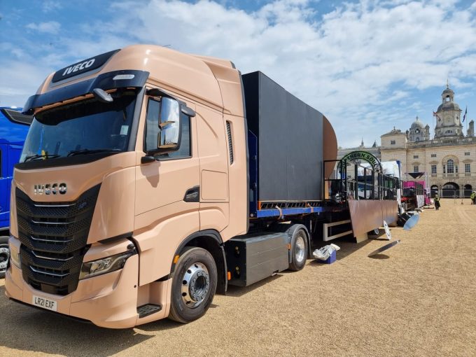 Iveco S-Way 70 Jahre Thron-Jubiläum Queen Elizabeth II TIR transNews