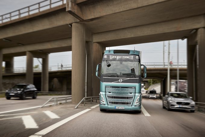 Volvo Trucks E-LKW mit fossilfreiem Stahl TIR transNews