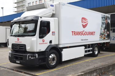 Die Coop-Tochter Transgourmet nimmt mit zwei Renault Trucks D Wide E-Tech am Regionallager Schlieren einen weiteren Schritt in der Umstellung der City-Logistik auf Batterieantrieb.