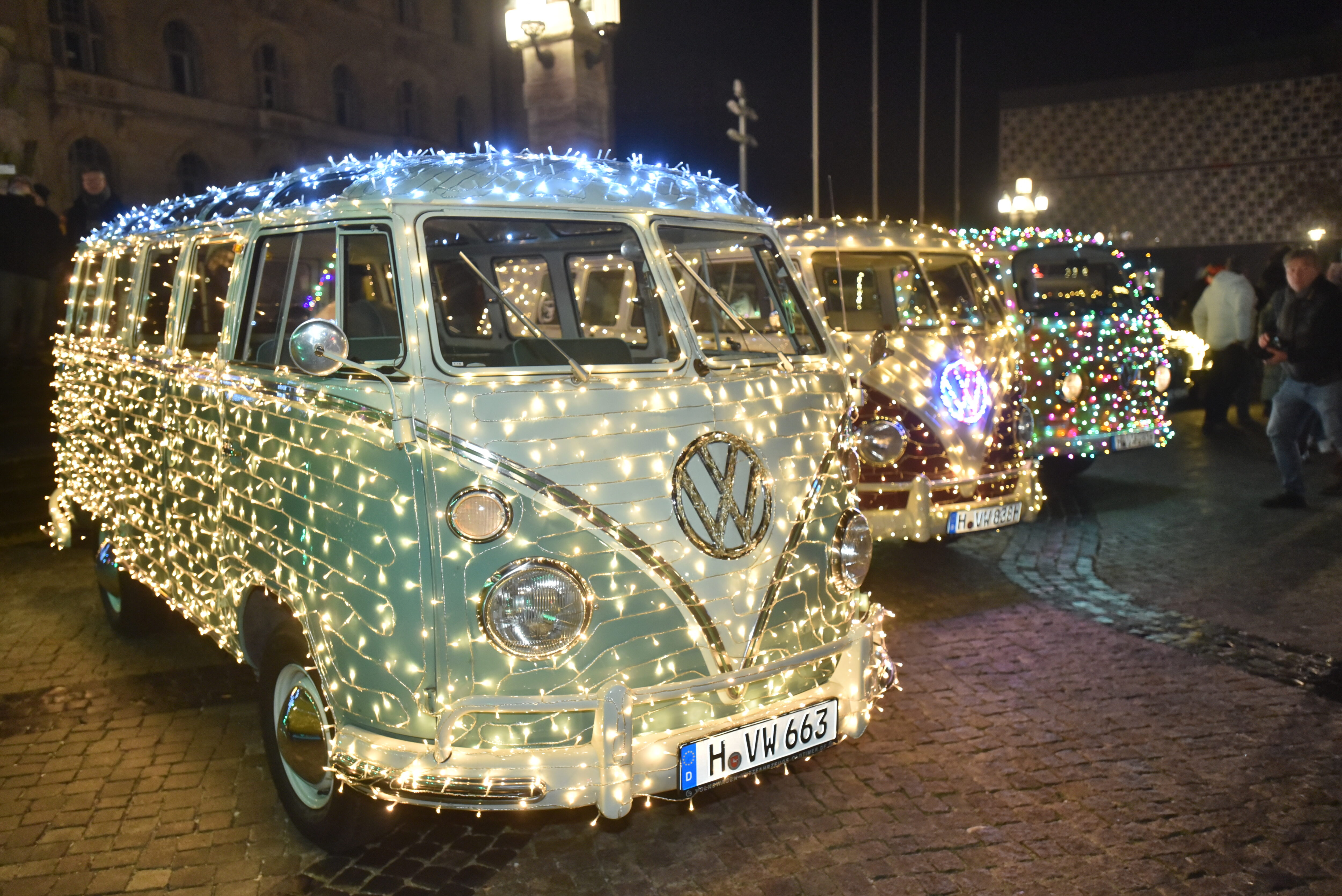 VW Twinkle Light Cruise: Weihnachtliche Bulli-Parade - Lieferwagen