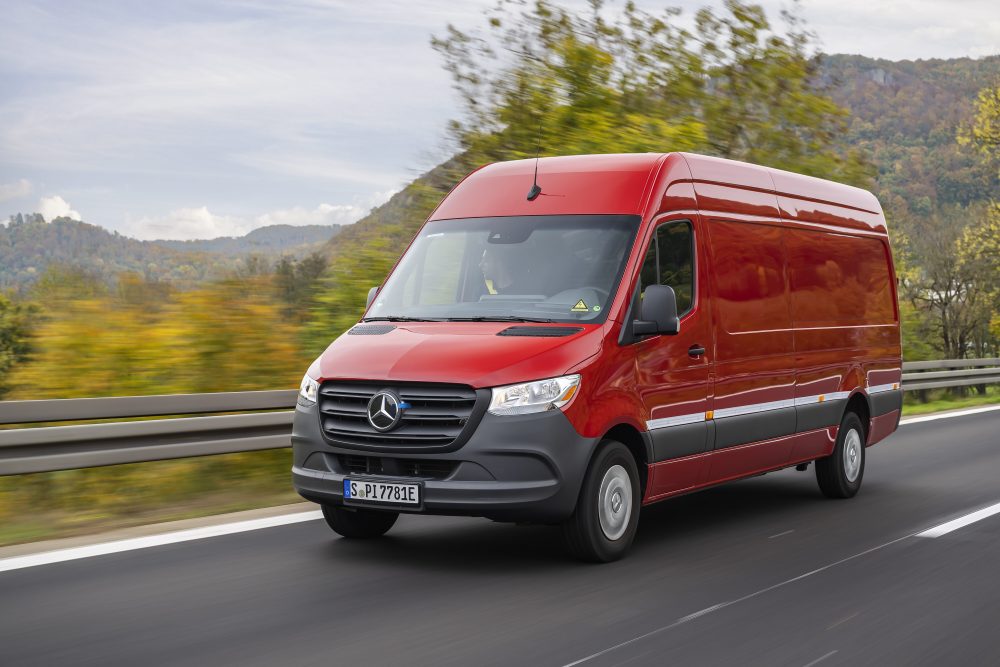 Mit nur einer Akkuladung Mercedes-Benz eSprinter TIR transNews