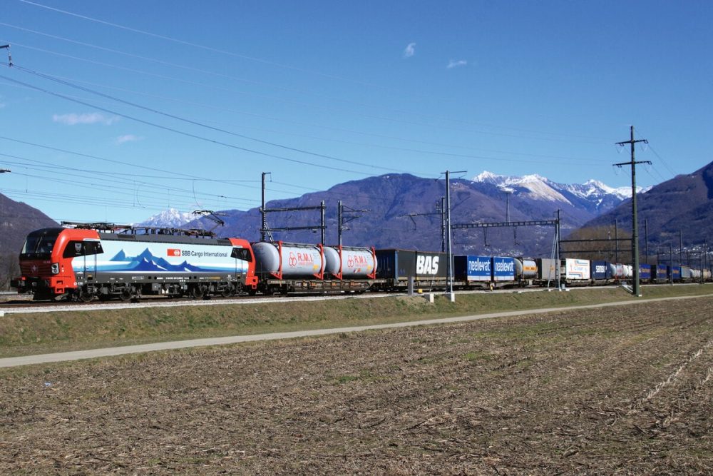 Gueterverkehr durch die Schweizer Alpen TIR transNews