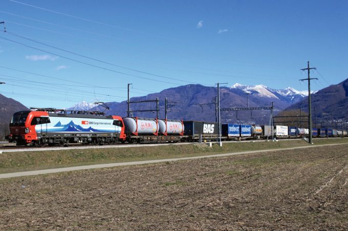 Gueterverkehr durch die Schweizer Alpen TIR transNews