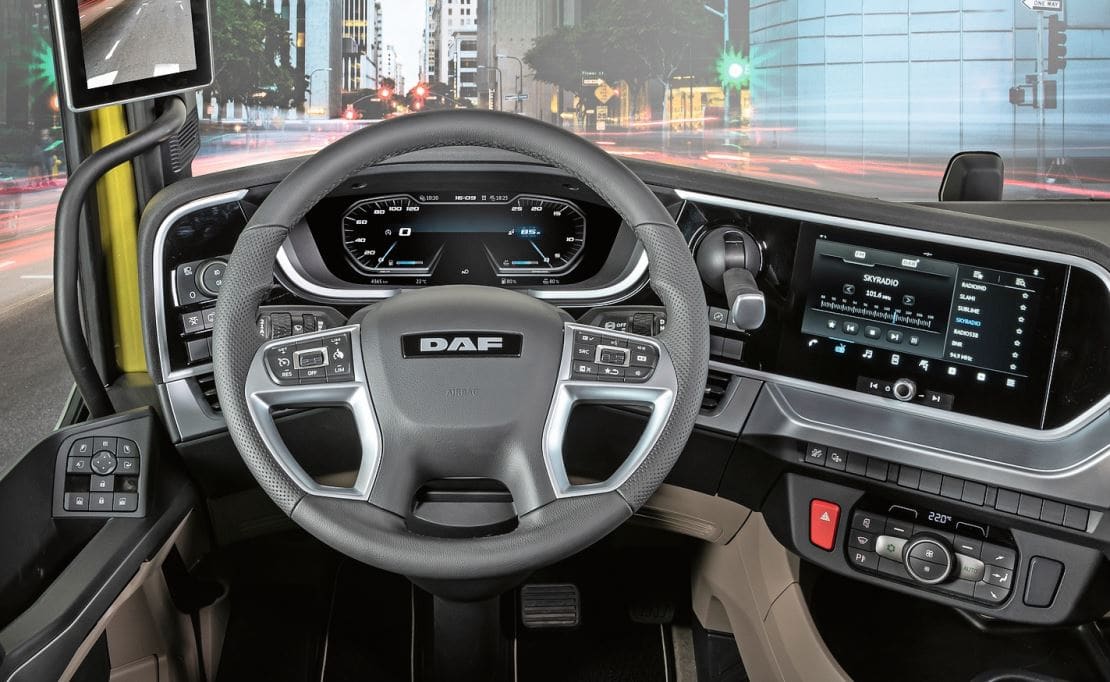 Modernes Cockpit mit digitalem Hauptinstrument und Zusatzbildschirm. Die Bedienung erfolgt über das Multifunktionslenkrad, die Lenksäulenhebel und über Direkttasten. (Bild: DAF)