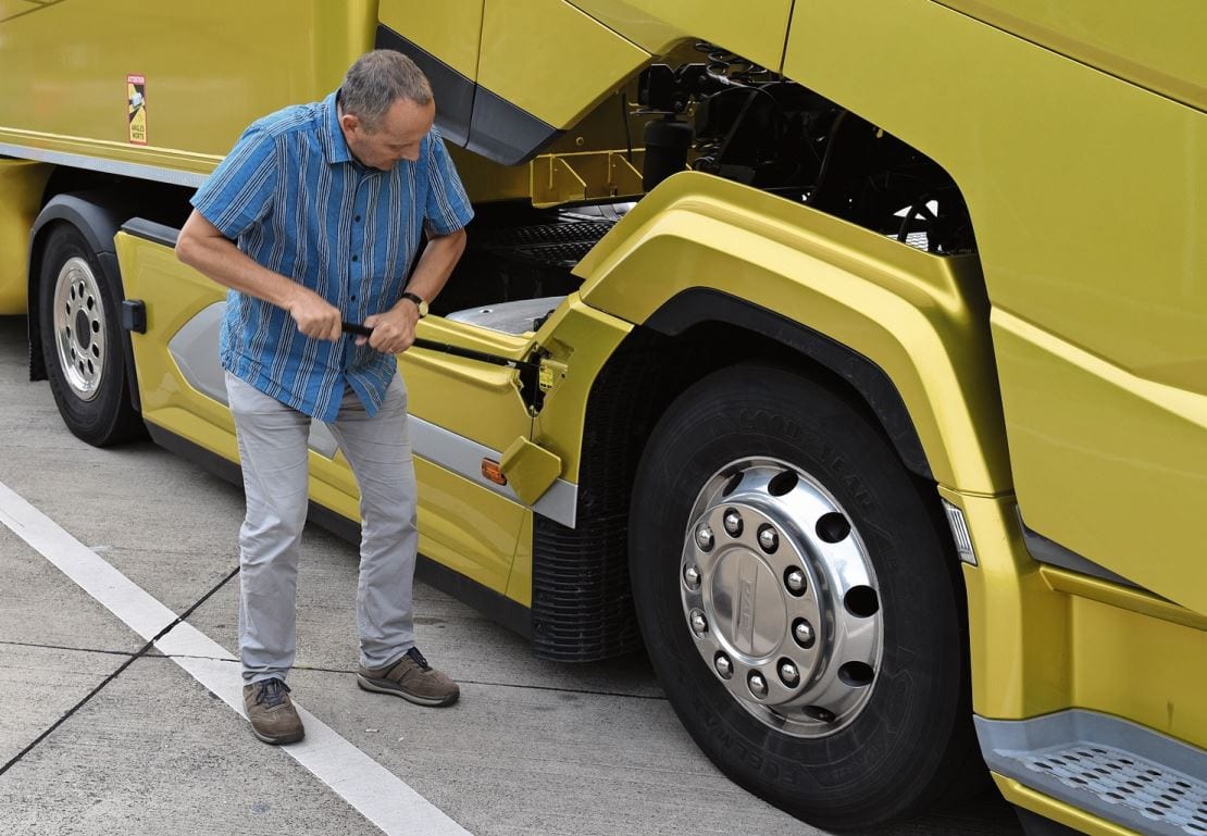 Zum Kippen der Kabine ist bei DAF Muskelkraft gefordert, weshalb sich auch der Autor ranhalten musste, um an den Motor zu kommen und ihn fotografieren zu können.