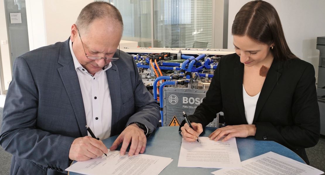 Thomas Wintrich, Head of Fuel Cell Mobility Solutions, Bosch, und Sara Schiffer, Geschäftsführerin von Hylane, unterzeichnen den Rückkaufvertrag von Brennstoffzellen-Stacks am Laufzeitende.