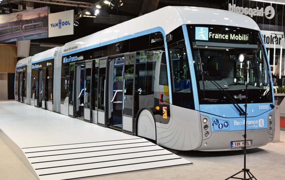 Neben dem neuen Reisebus T zeigt Van Hool auch seinen zusammen mit Alstom und Kiepe Electric konzipierten E-Bus für Paris. Er hat eine spezielles, vom Boden aus wirkendes Schnellladesystem.