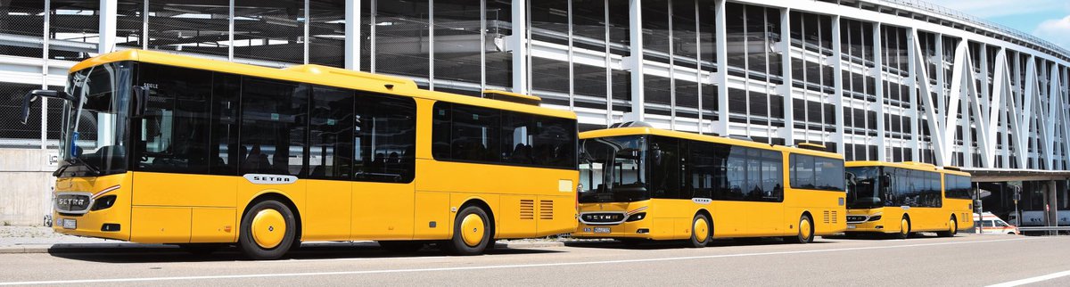 Die drei Testbusse vor dem Flughafenparking in Stuttgart. Die klare Linienführung offenbart mit der hellen Lackierung zweifelsfrei die Kombination von Niederflur und Hochdecker.