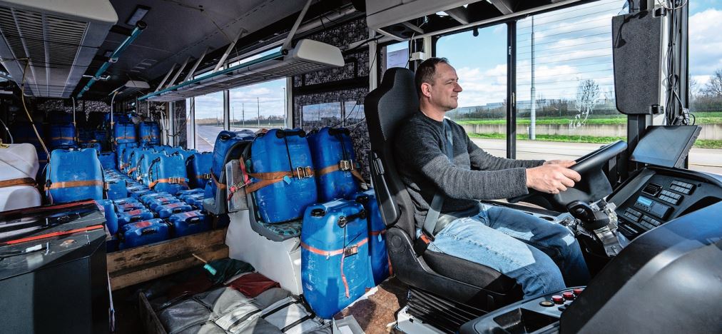 Jede neue Busreihe muss vor der Auslieferung die Schlechtweg- Erprobung bestehen. Dazu wird unterschiedlich beladen, die Passagiere werden durch Wasser- und Bleibehälter simuliert.