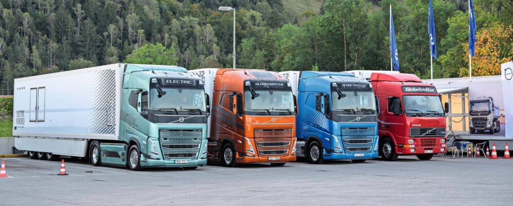 30 Jahre Evolution in einem Bild – und bereit, von uns gefahren zu werden (v.l.): Volvo FH Electric, Volvo 500 I-Save, Volvo FH 500 LNG und Volvo FH16 520 Classic