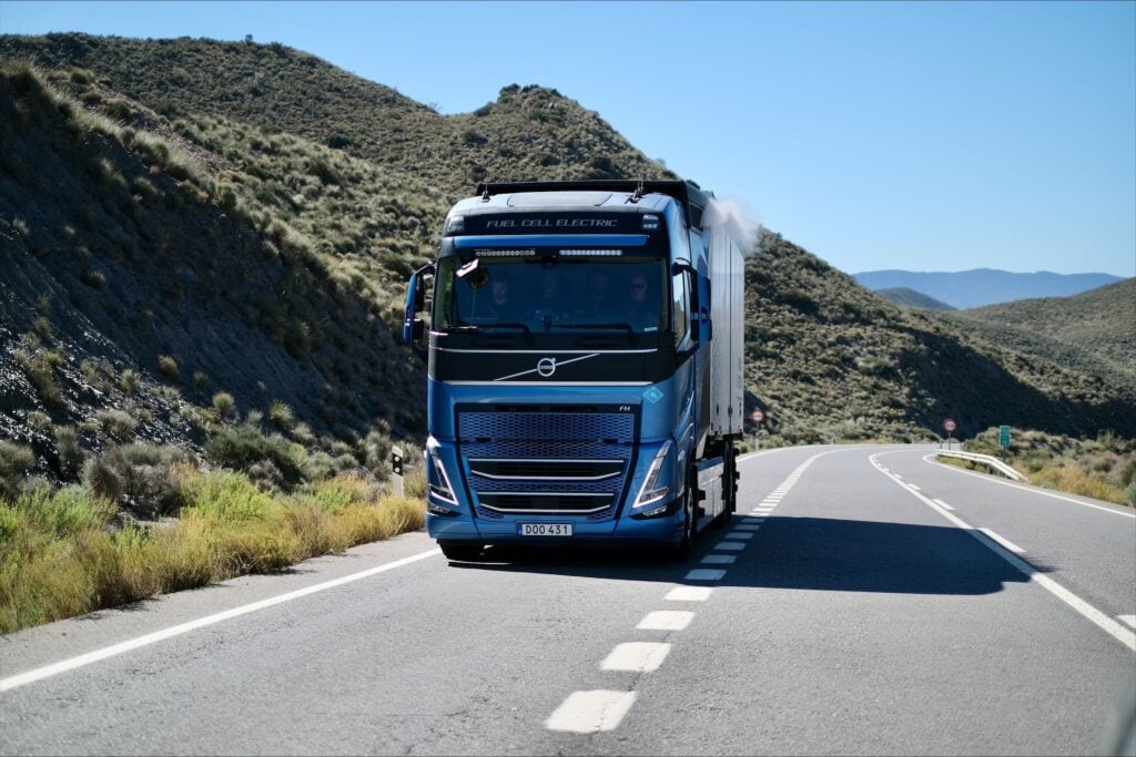 Fuel cell electric hydrogen truck Volvo Trucks TIR transNews