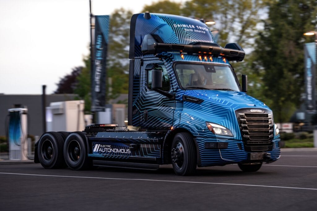 Selbstfahrender batterieelektrischer LkKW von Daimler Truck Freightliner eCascadia TechnologieträgerDaimler Truck unveils battery electric autonomous Freightliner eCascadia TIR transNews