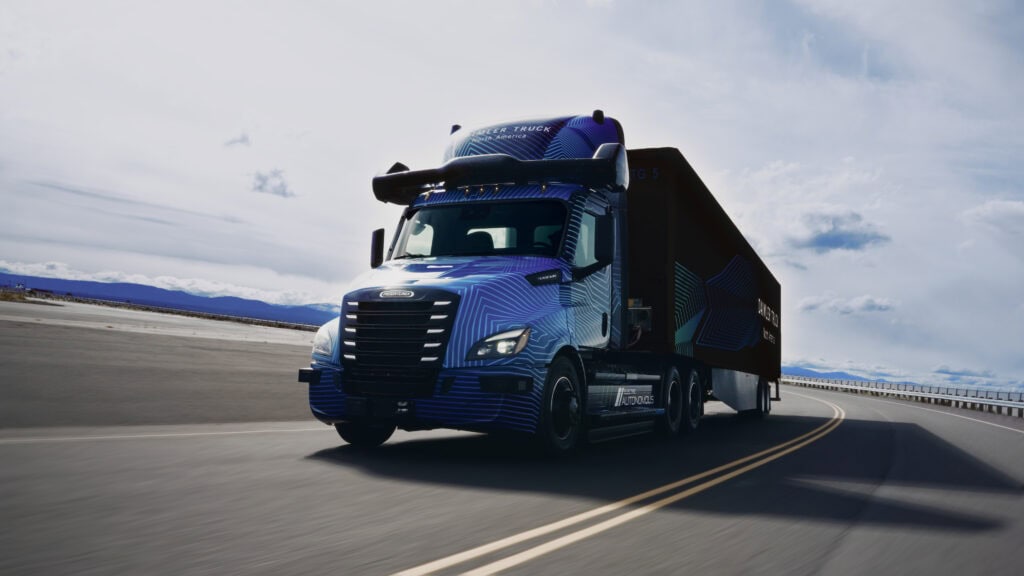 Selbstfahrender batterieelektrischer LkKW von Daimler Truck Freightliner eCascadia TechnologieträgerDaimler Truck unveils battery electric autonomous Freightliner eCascadia TIR transNews