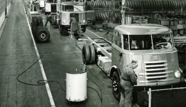 Von 1949 an baute DAF Lastwagen. Das Design des ersten Modells A50 wies bereits die charakteristischen sieben Kühlerleisten auf. (Bild von 1955)