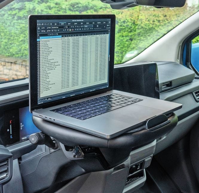 Das in der Neigung einstellbare Lenkrad (Option) macht aus dem Cockpit sowohl ein Büro wie auch einen Pausenraum.