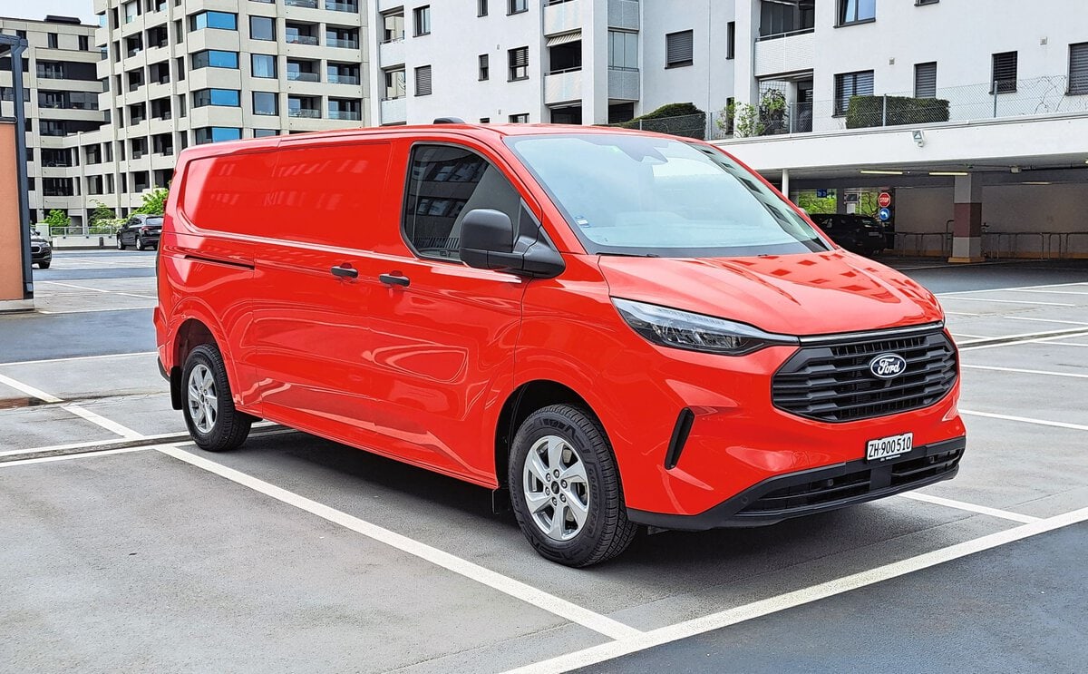 «Unser» Ford Transit Custom in «Race Red»: ein Kastenwagen 320 L2 mit 170 PS in der Ausstattungslinie «Trend», der Einstiegslinie für die Allradoption (ab 53 876 Franken exkl. MwSt.).