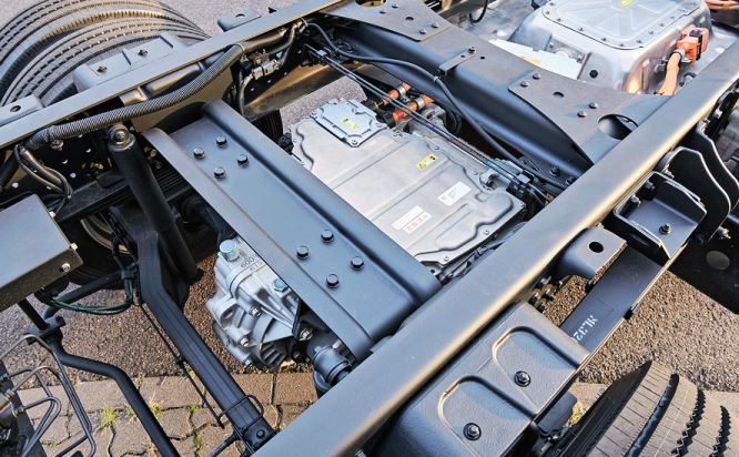 Durch neue Platzierungsmöglichkeiten der Batterien am Chassis werden weitere Aufbauversionen beim eCanter möglich.