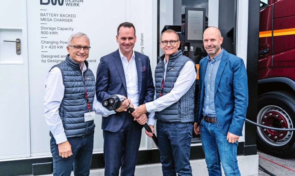 Von links: Peter Galliker, CEO und VR der Galliker Transport AG, Damian Müller, Ständerat, Rolf Galliker, COO und VRP der Galliker Transport AG, und Tobias Wülser, Gründer der Designwerk Technologies AG, freuen sich über die Inbetriebnahme des Mega Chargers.