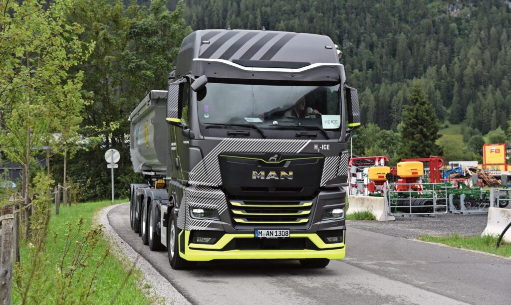 Im hTGX ist der Treibstoff für den Verbrennungsmotor Wasserstoff. Auf der Probefahrt hinterliess der Spezial-MAN einen vielversprechenden Eindruck.