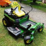 Der vollelektrische Prototyp John Deere Z370R, ein Zero-Turn-Mäher für Golf- und Sportplätze mit extrem engem Wendekreis, soll 2025 in Serie gehen.