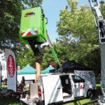 Elektrischer Lieferverkehr: Neu in der Schweiz ist der Ligier Pulse 4 (rechts) erhältlich. Den Alkè ATX gibt es mit vielen Aufbauten ab Werk. Aaron Schmid von Ad. Bachmann führt das Pendelgelenk des Auslieferungsrollers Ligier Pulse 3 vor. Batterie-elektrischer Elion-M45-Geräteträger mit Fiedler-Anbaugerät. Das M in M45 steht für Municipal. Elektrische 10,5-m-Hubarbeitsbühne K20L von Klubb, montiert auf einem Peugeot E-Expert. Dieser AA-Auto-Traktor stammt aus dem Jahr 1955. Als Basis für den Umbau diente ein Ford mit Baujahr 1931. Fuso eCanter mit Sutter-3-Seiten-Kleinkipper und massgeschneiderter Frontkiste, beides aus Aluminium. Niklaus Schnider (Merbag) präsentierte den biodiversitätsfördernden Extensive Mower. Der Prototyp befindet sich jetzt in der Testphase. Der Baumaschinensektor Nr. 10 erhielt einen neuen Standort, was sich laut Veranstalter mehrheitlich bewährt habe.